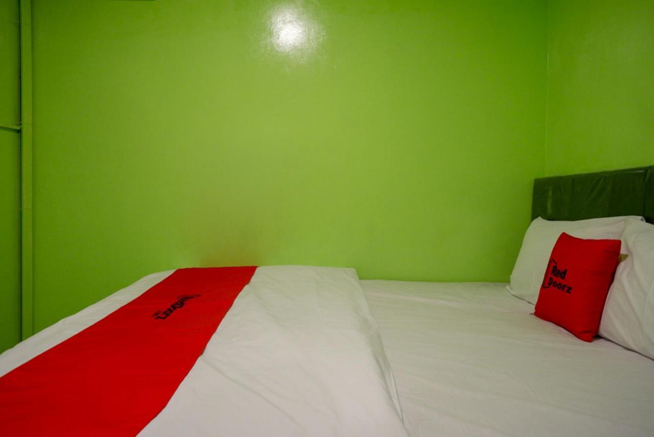 RedDoorz @ Jalan Gatot Subroto Semarang Hotel Bagian luar foto