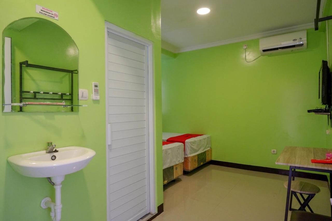 RedDoorz @ Jalan Gatot Subroto Semarang Hotel Bagian luar foto