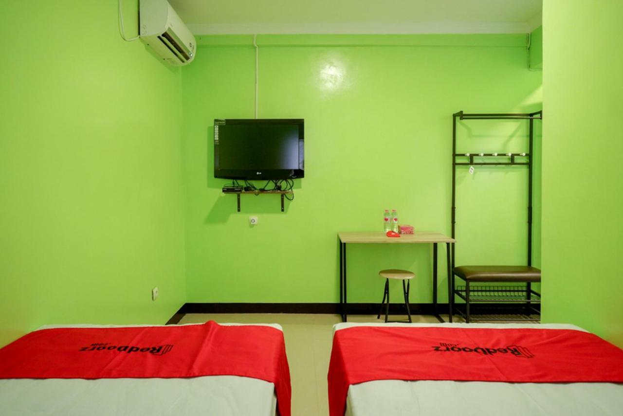 RedDoorz @ Jalan Gatot Subroto Semarang Hotel Bagian luar foto