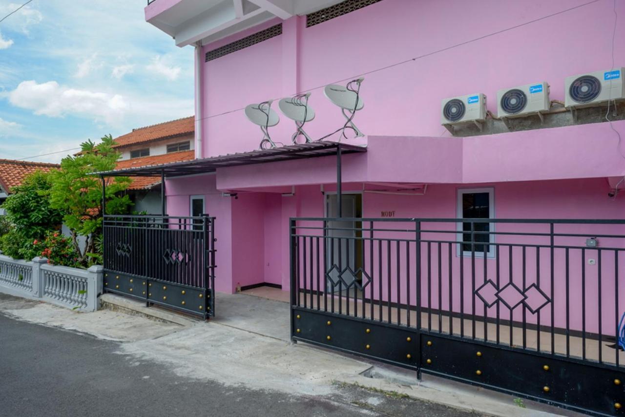 RedDoorz @ Jalan Gatot Subroto Semarang Hotel Bagian luar foto